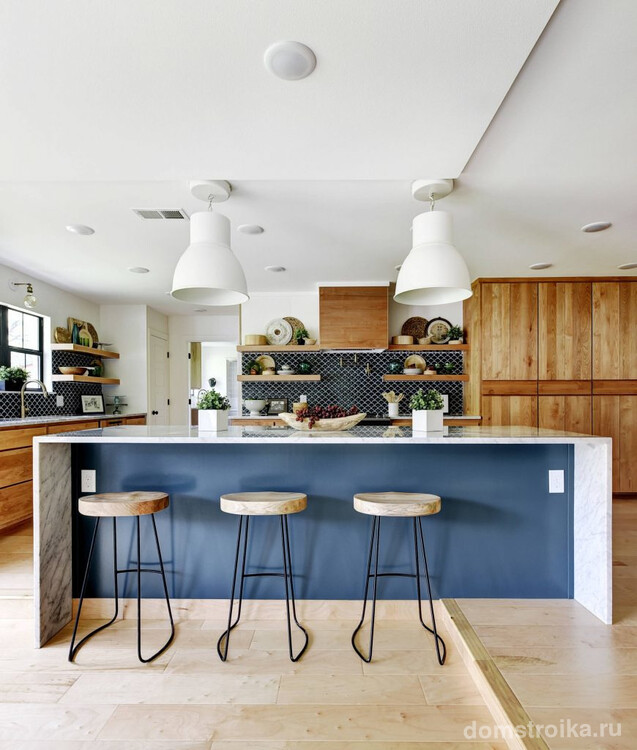 Пыльный голубой оттенок "dusty blue" в минималистичном кухонном дизайне