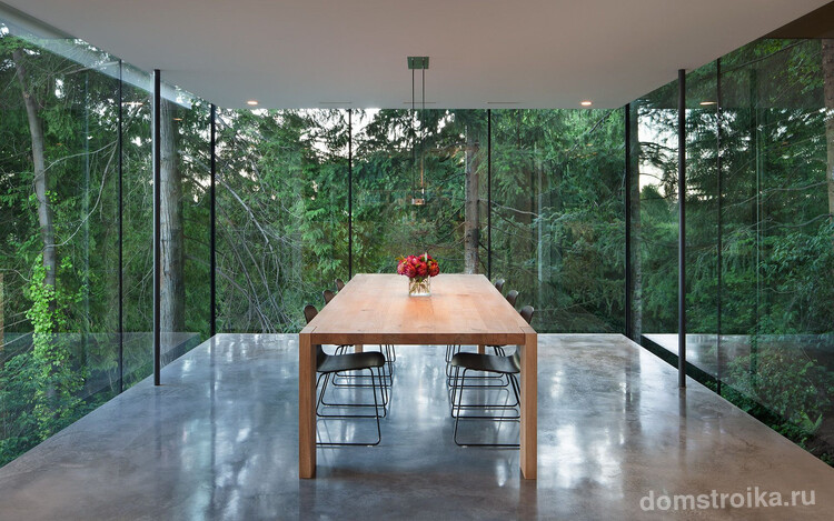 Максимальный минимализм для столовой в частном доме с красивым видом из окон