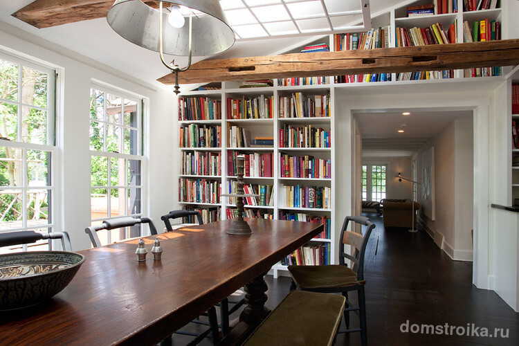 Книжные полки на всю стену послужат отличным декором вашего интерьера