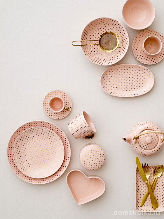 Шикарный набор посуды нежно-розового цвета с золотистым горошком