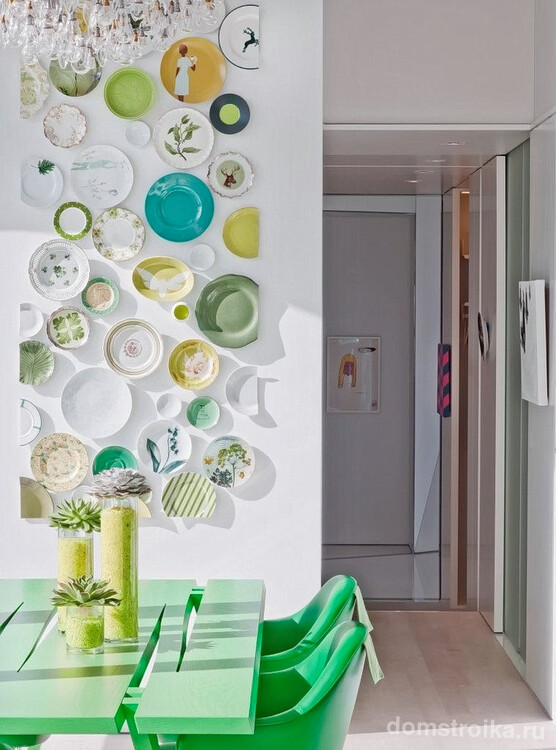 Стена, украшенная красивой посудой, сделает ваш интерьер неотразимым