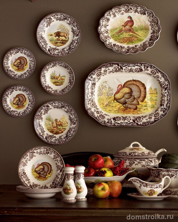 Красивый набор посуды, выполненный в охотничьем стиле