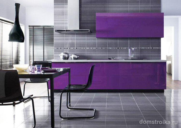 Благодаря отражающей способности, темно-фиолетовый фасад отлично вписывается в серое окружение кухни