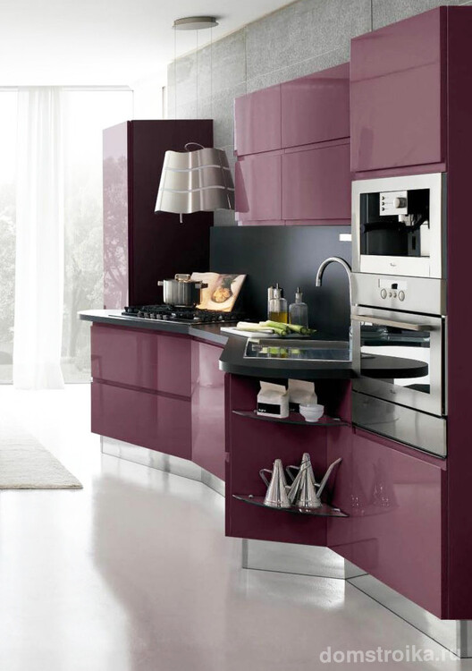 Современный кухонный гарнитур в интересном цветовом исполнении