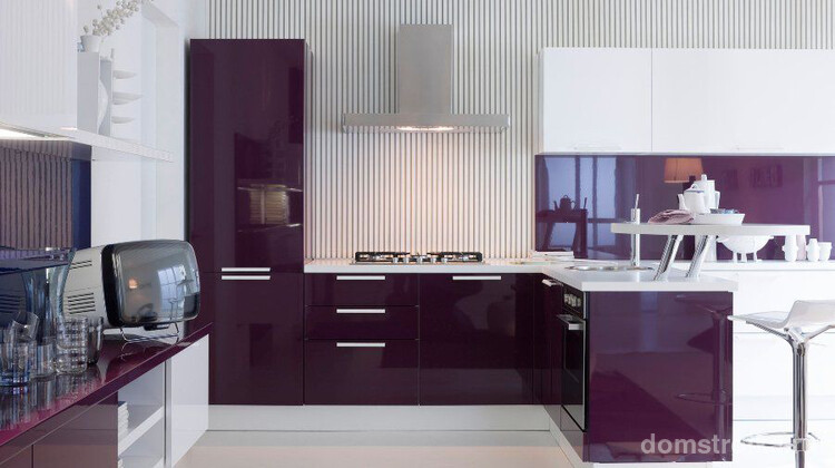 Фиолетовый оттенок чаще можно встретить в кухнях современного стиля, которому присущи глянцевые поверхности и сочные глубокие краски