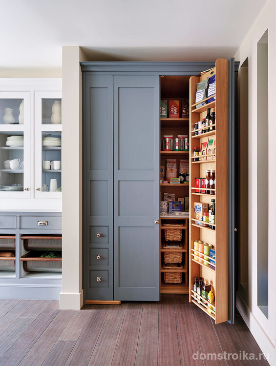 Стильный дизайнерский кухонный шкаф с системой полок и бутылочницей в пыльно-голубом цвете