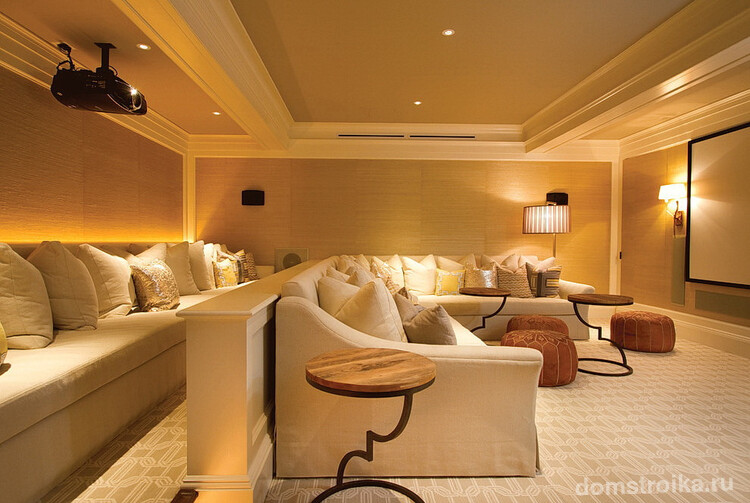 Домашний кинотеатр с просторными диванами