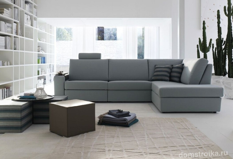 Однотонный диван -прекрасное дополнение просторной комнаты