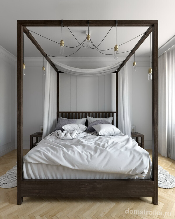 Очень стильный вариант для маленькой спальни, куда обычно не подходят кровати с балдахинами. Здесь балдахин находчиво использован для красивого развешивания подвеса на семь ламп