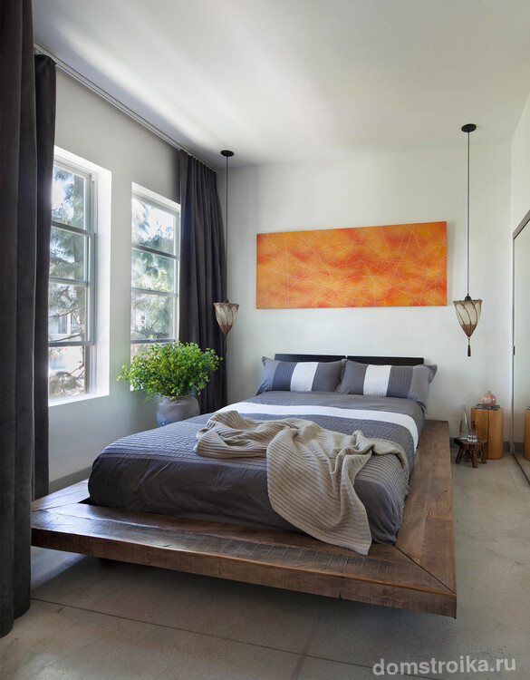 Кровать на подиуме – отличный вариант для небольшой спальни