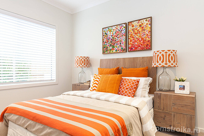 Яркое и солнечное настроение спальни органично подчеркнут персиковые, терракотовые и оранжевые тона