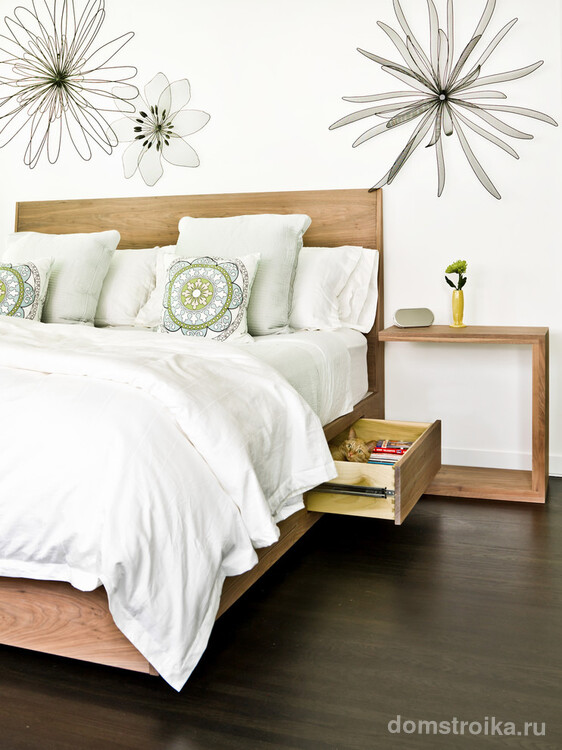 Кровать с ящиками - великолепный способ уменьшить количество мебели в небольшой спальне