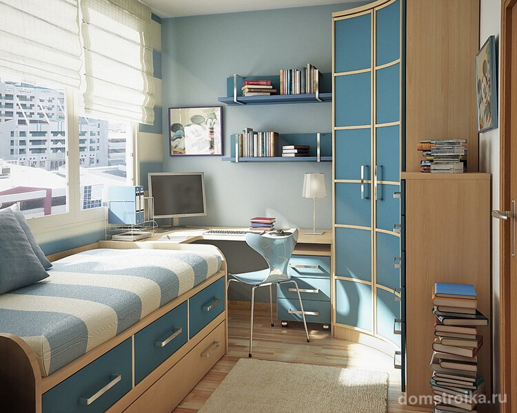 Угловой шкаф голубого цвета в небольшой спальне