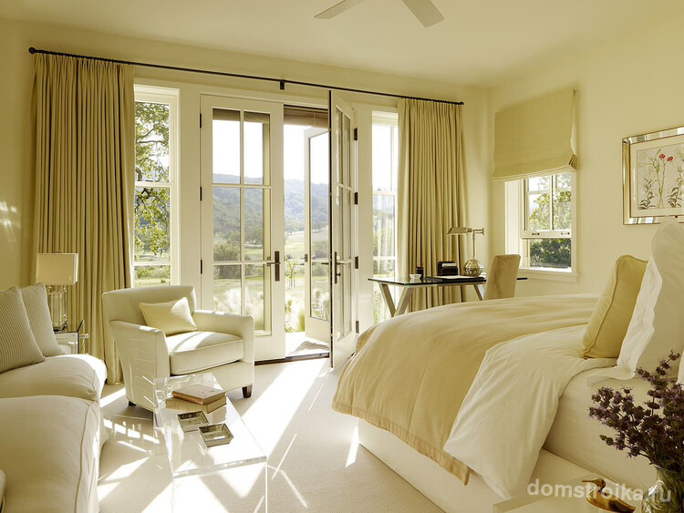 Сдержанная пастельно-желтая спальная комната с нотками минимализма и модерна