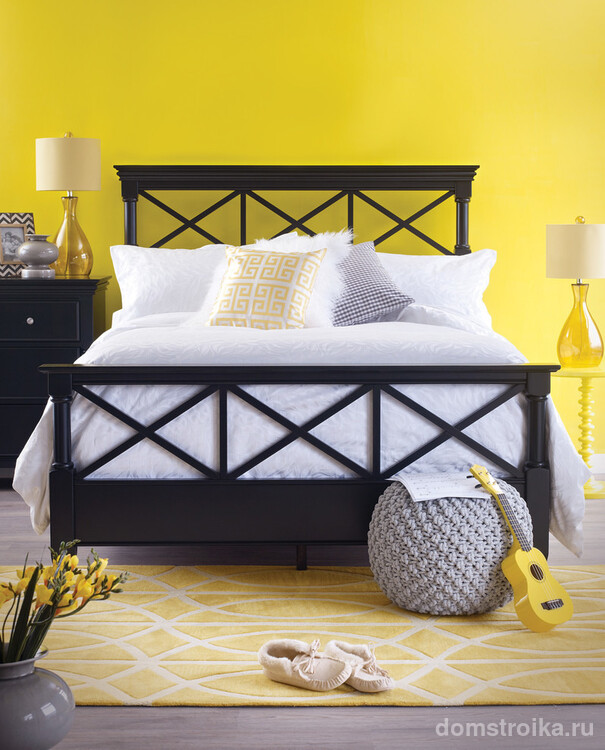 Светлый интерьер спальни в желтых тонах в сканди-стиле