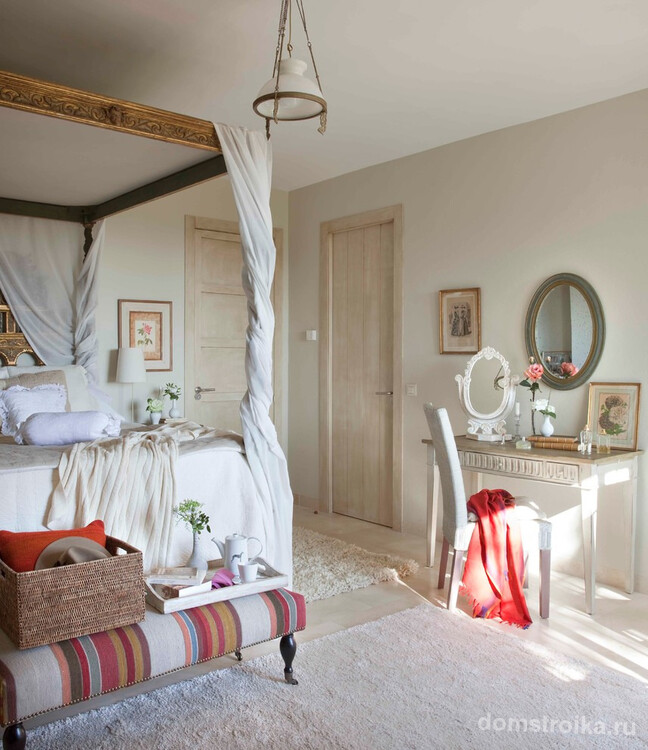 Спальня, оформленная в викторианском стиле нежных романтических оттенков