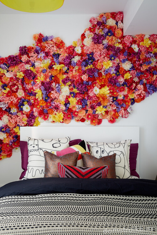 Оживленная стена спальни в современном стиле яркими красочными цветами