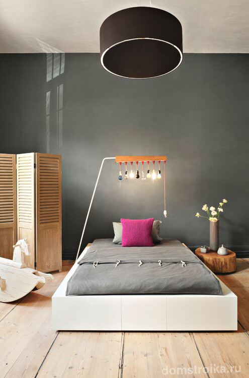 Спальня в стиле минимализм с темной выделенной стеной