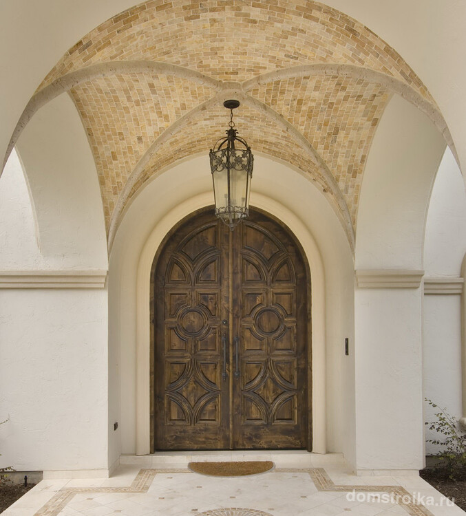 Массивная дверь в средиземноморской стилистике