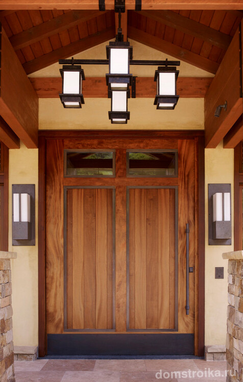 Одинарная широкая деревянная дверь