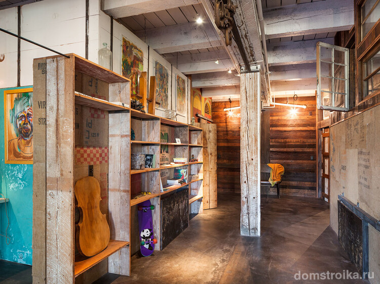 Искусственно состаренные деревянные шкафы напоминают об истории лофта и старых заводских помещениях
