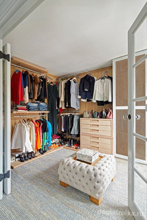 Наличие гардеробной комнаты позволяет сохранить в квартире порядок