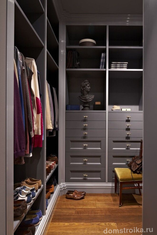 Стильный встроенный платяной шкаф в кладовой комнате