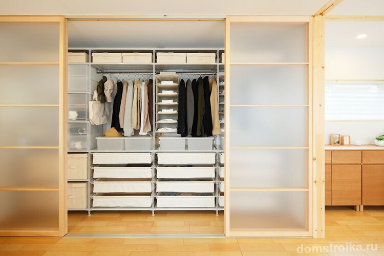 В просторной квартире можно позволить себе соорудить отдельную комнату для хранения вещей