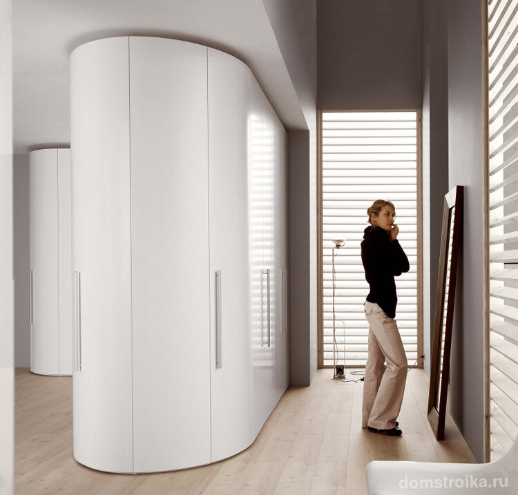 Радиусный шкафы-купе овальной формы послужит не только предметом мебели, но и перегородкой в дизайне вашей квартиры