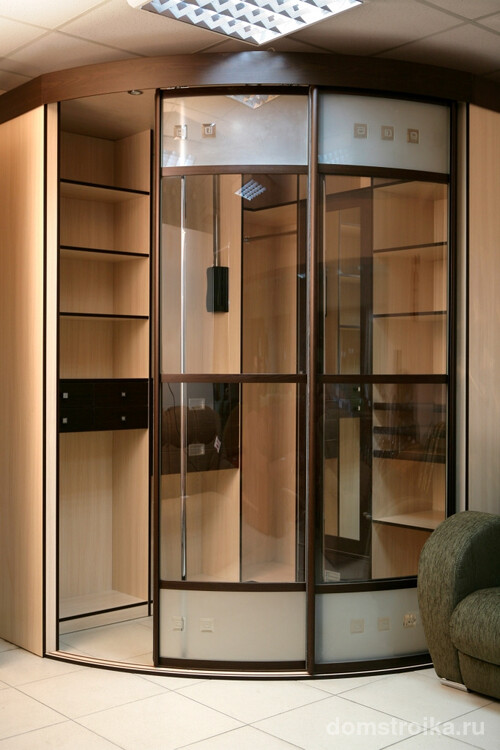 Угловой шкаф-купе со стеклянными дверцами
