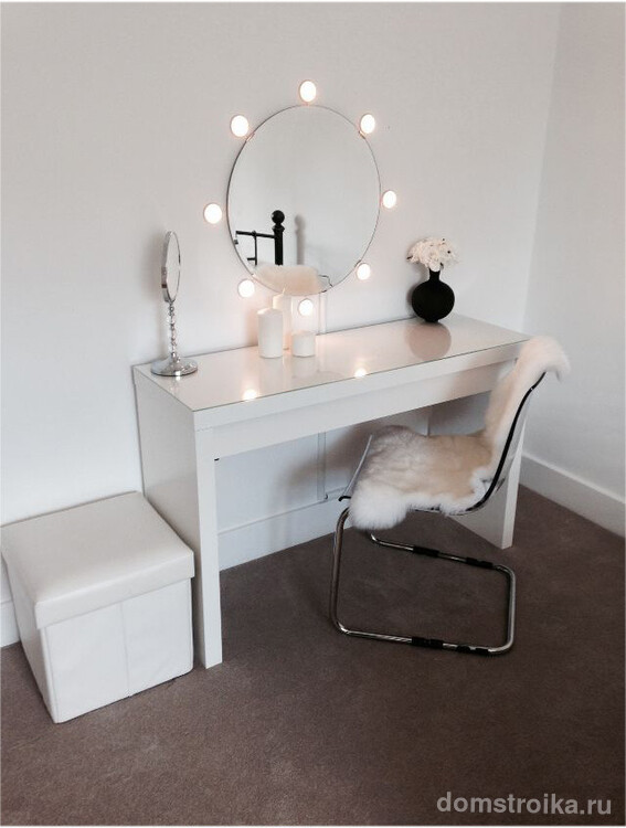 Небольшое круглое зеркало с отдельно установленной подсветкой и небольшим туалетным столиком в стиле минимализм