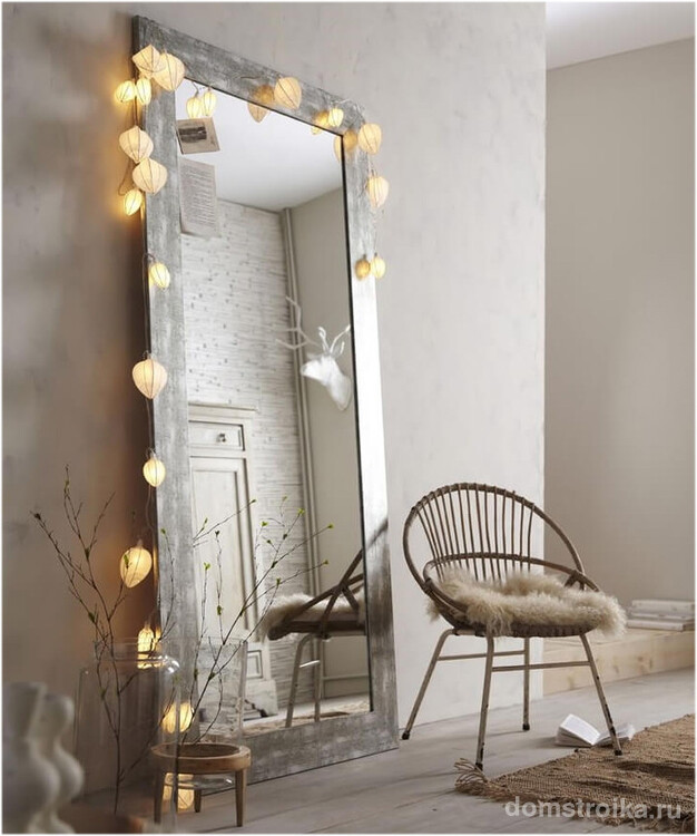 Один из легких вариантов получить зеркало с лампами - это декор крупными гирляндами
