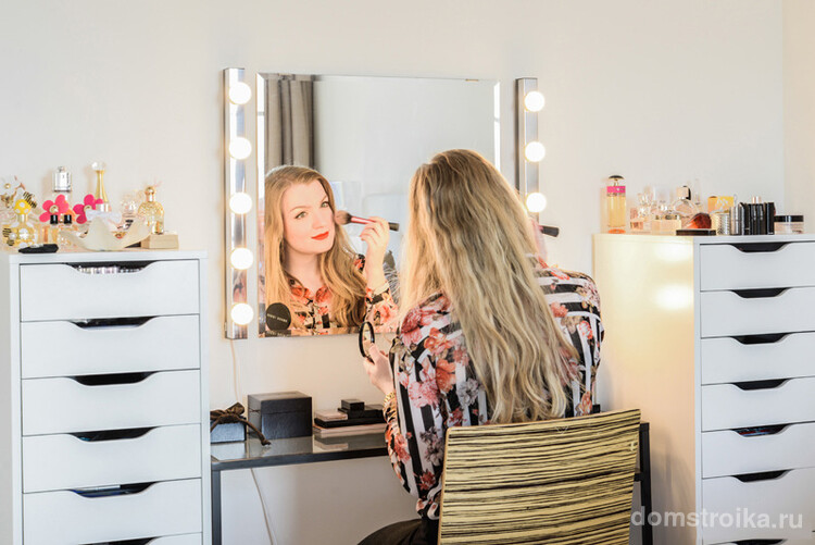 Грамотное расположение ламп на гримерном зеркале - залог красивого макияжа