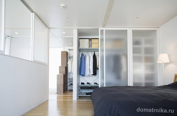 Многочисленные полочки и метровая штанга позволят свободно разместить одежду в шкафу