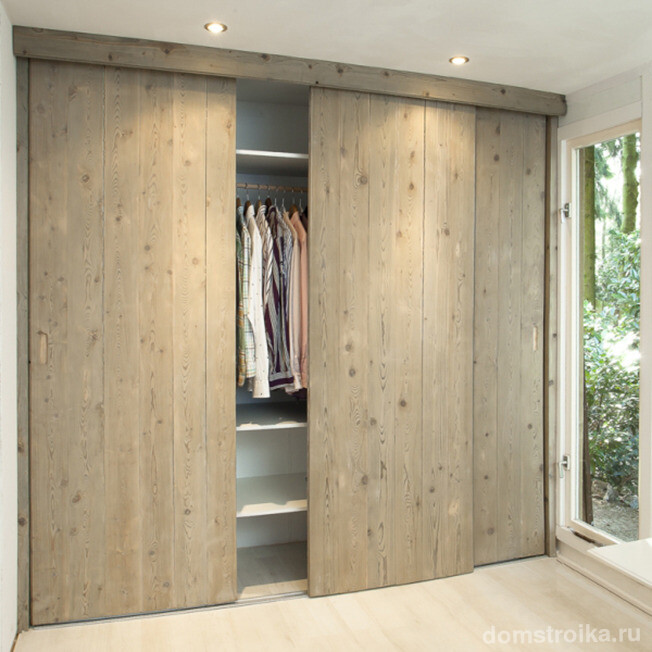60 сантиметров ширина шкафа вполне достаточно, чтобы расположить одежду на ригелях на основании ширины