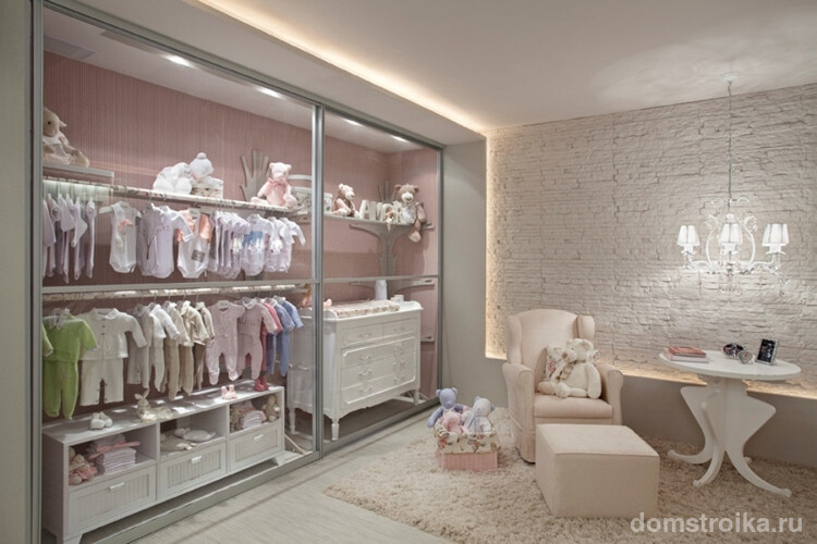 Шкаф-купе в комнате малыша с одной полкой на всю длину и двумя штангами, на которых удобно размещать маленькую одежду