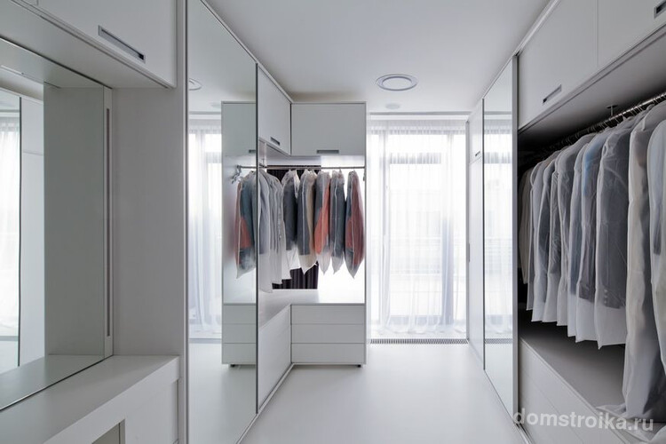 Большая и светлая гардеробная комната с модульной системой хранения