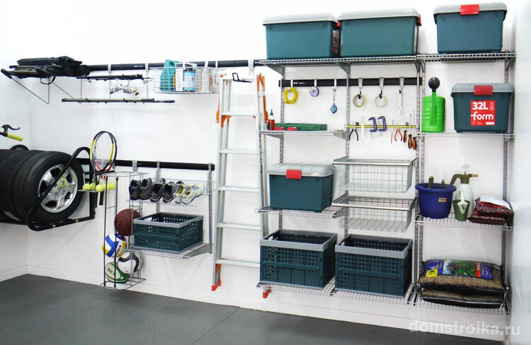 Открытая модульная система хранения для гаража с различными полками, ящиками и крючками