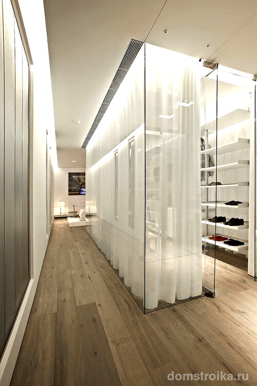 Стеклянная гардеробная комната с полупрозрачными шторами в современном интерьере