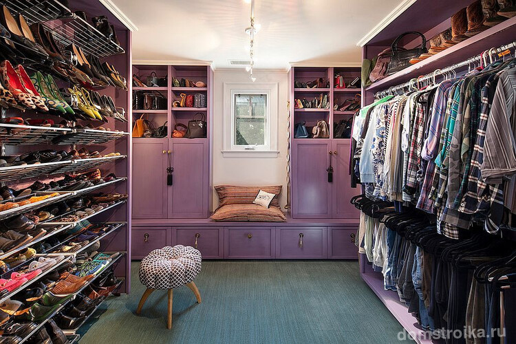 Эклектичная гардеробная со множеством мест для хранения как обуви, так и одежды с аксессуарами