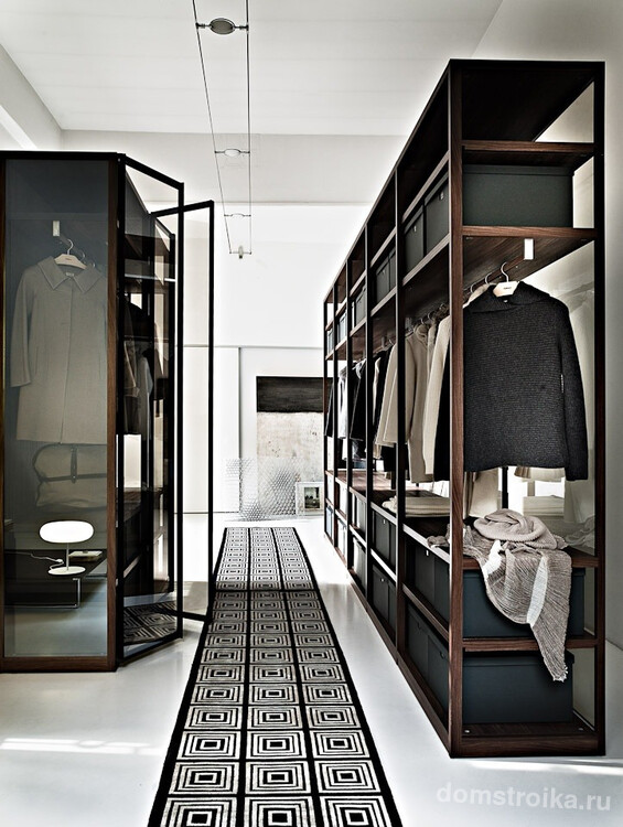 Стильная и современная гардеробная с открытыми и закрытыми стеклянными шкафами