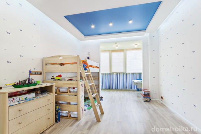 Двухцветный потолок - красивое довершение интерьера детской