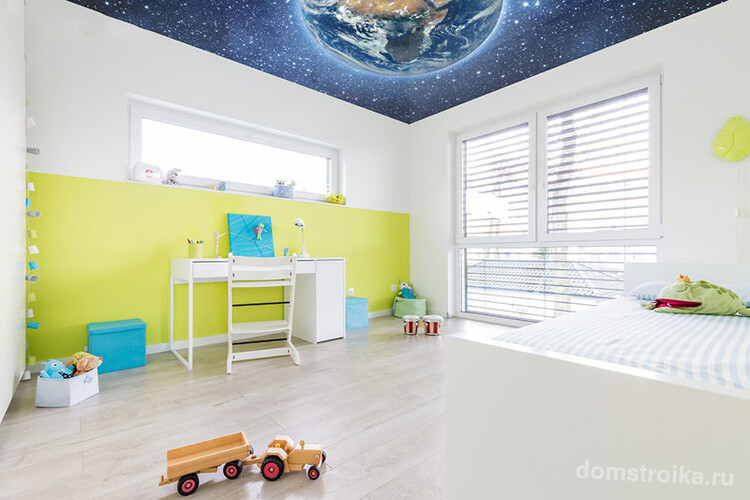 Реалистичный космический потолок в светлой комнате