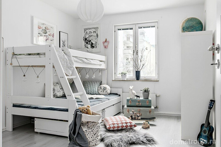 Светлая и уютная детская комната для двоих мальчиков в белых тонах