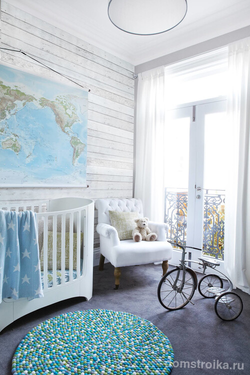 Элегантная и светлая детская комната в бело-голубой гамме