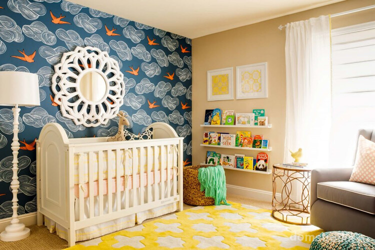 Стильный интерьер детской с контрастными элементами. Белоснежные шторы отлично оттеняют мебель цвета слоновой кости