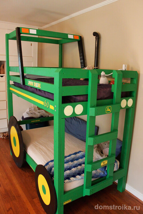 Двухярусная кровать-трактор прекрасно экономит место в детской комнате