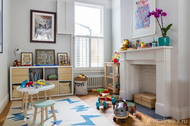 Мебель в скандинавском стиле хорошо смотрится с обычными мешками для детской мелочевки