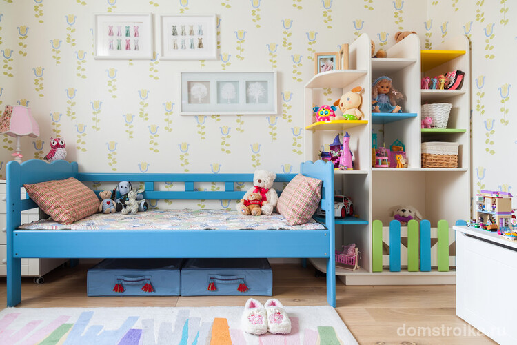 Деревянная мебель в детской комнате