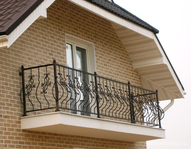 Часто люди убеждены в том, что кованые балконы - это олицетворение какого то одного стиля,например, барокко, но в наше время дизайнеры могут предоставить вам интересные примеры, которые будут выглядеть стильно и модерново
